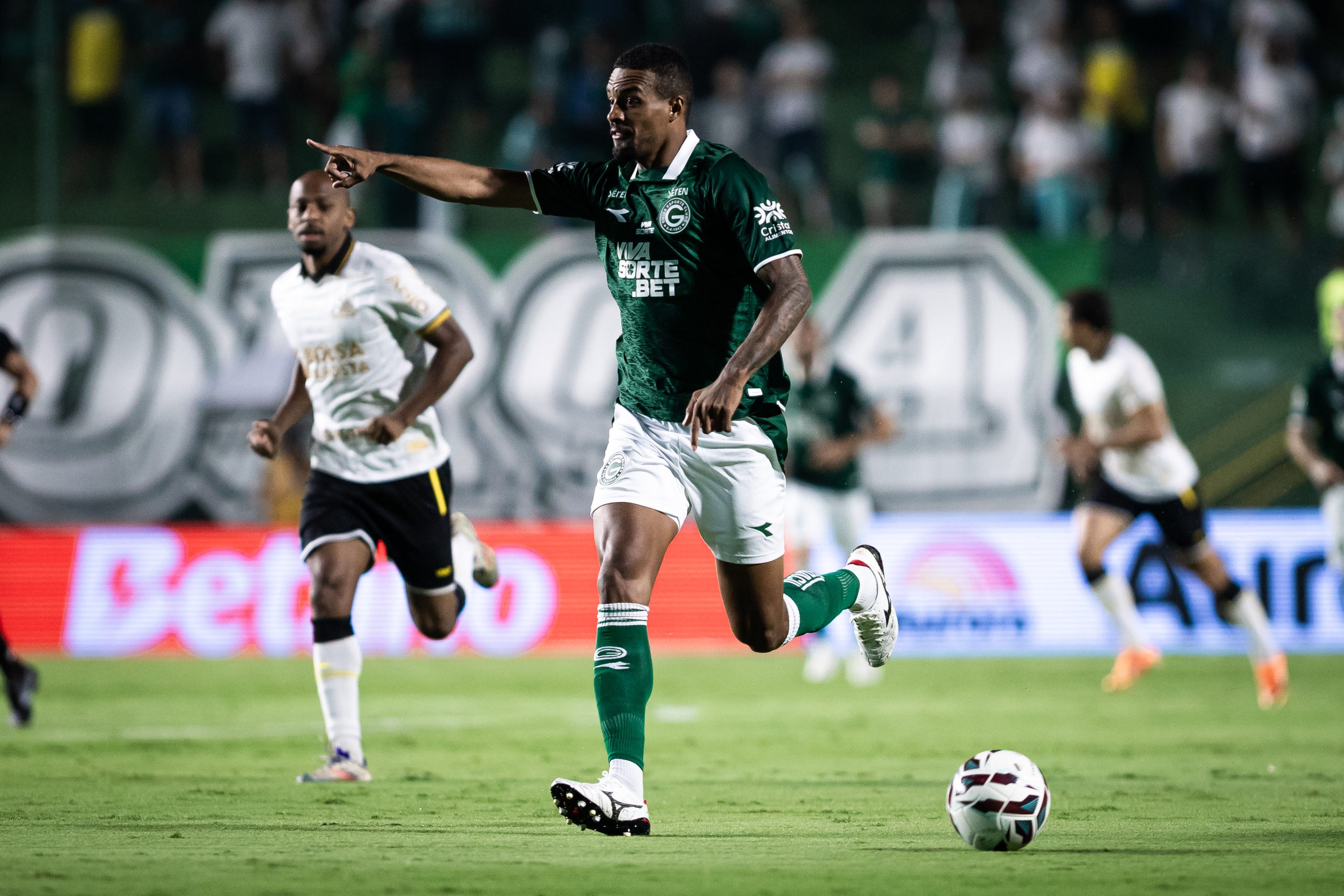 Goiás visita o Criciúma na Série B de olho em vaga no G-6 da competição
