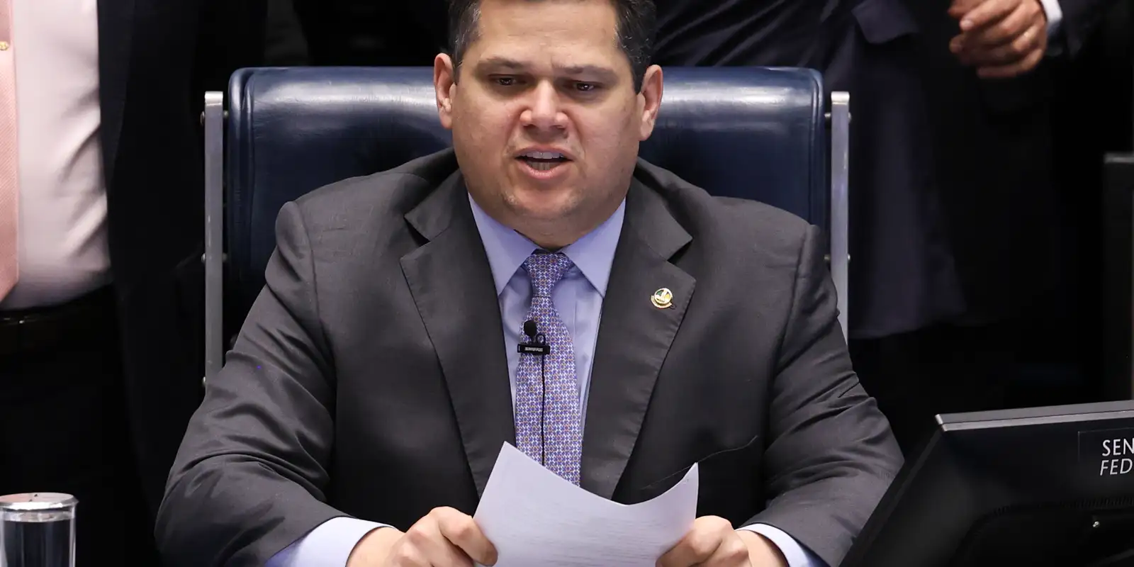 Governo cobra de Alcolumbre comissão sobre taxa das blusinhas no Congresso
