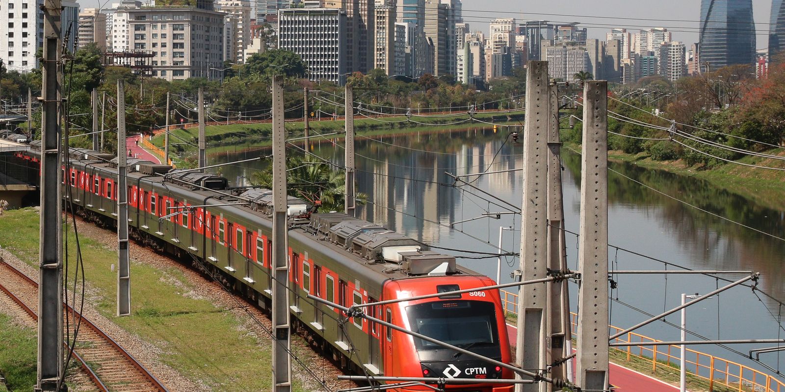 Greve de trens em SP provoca mais de 2 mil km de engarrafamento nas vias da capital