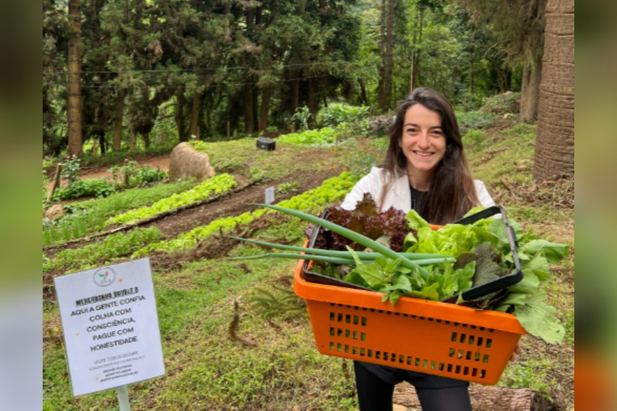 Espanhola cria horta agroecológica 24h na Serra da Mantiqueira em MG