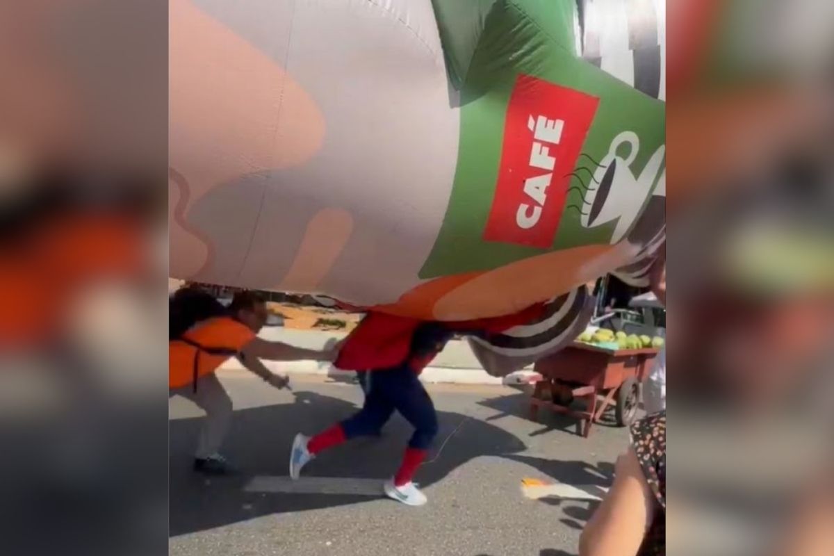 Homem-Aranha fura boneco Pixuleco e gera briga na Avenida Paulista em São Paulo