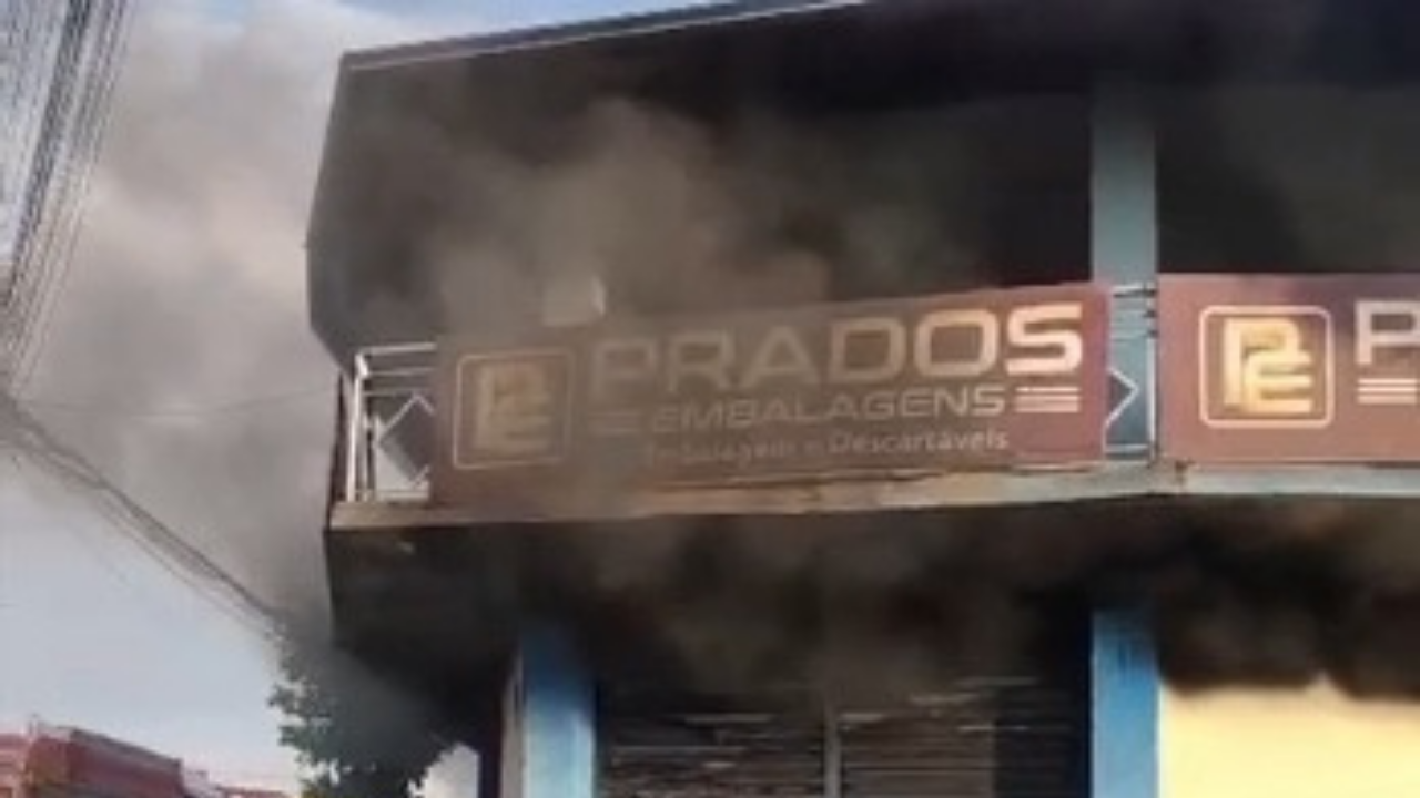 Incêndio em Goiânia atinge loja de embalagens e gera prejuízo de R$ 100 mil