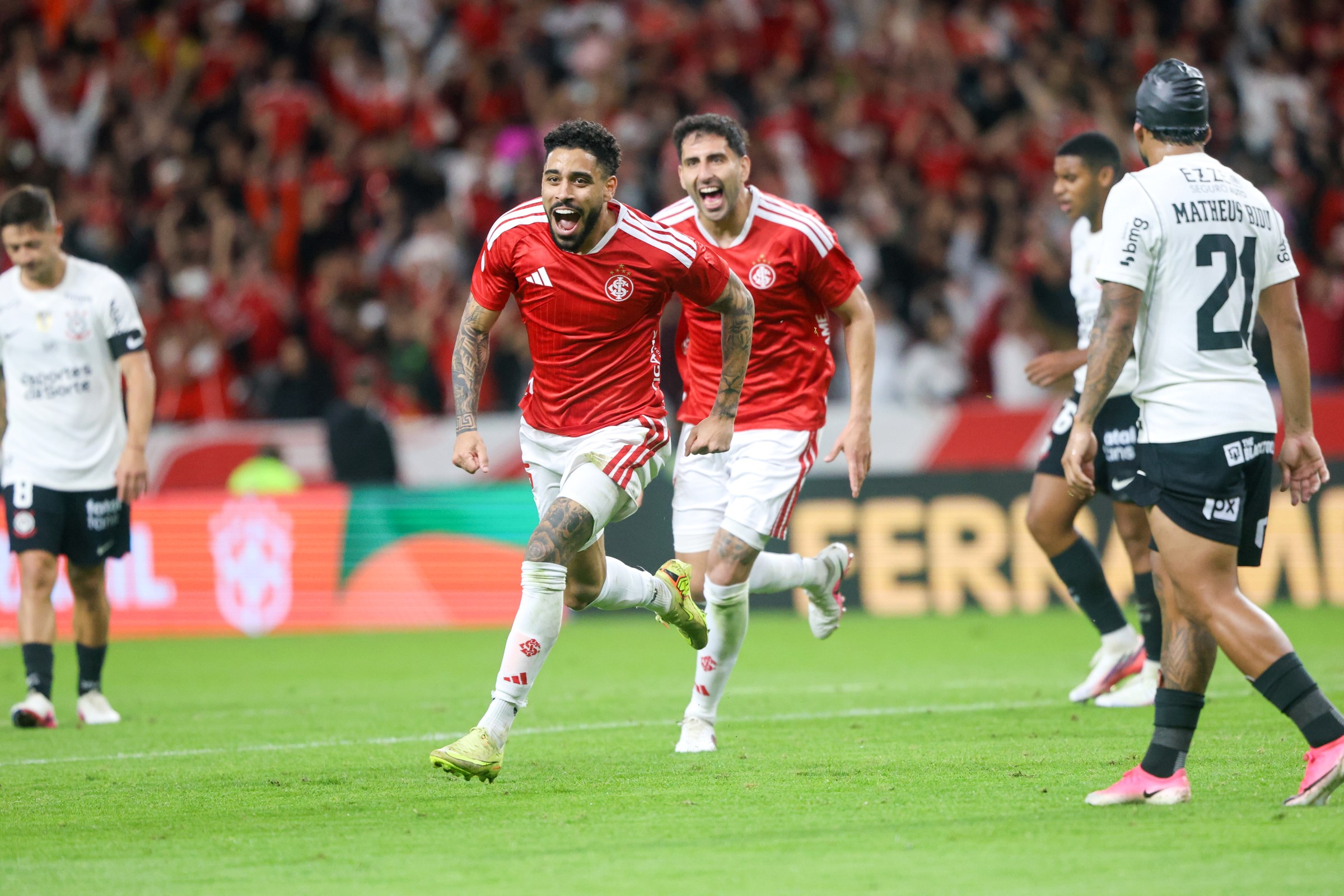 Internacional supera o Corinthians por 2 a 0 e larga na frente na Copa do Brasil