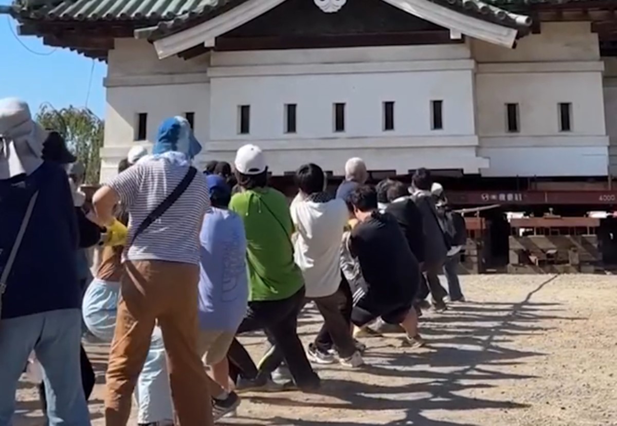 Japão mobiliza 1.800 pessoas para puxar torre histórica de castelo com cordas