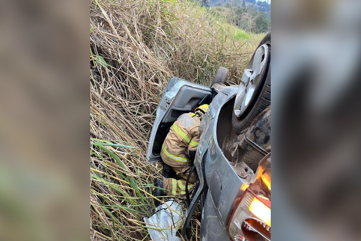 Jovem morre em grave acidente na BR-381 após carro cair em ribanceira em Nova Era