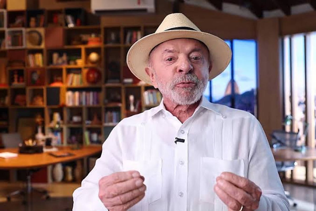 Lula exibe acervo de livros lidos na prisão em novo cenário do horário eleitoral