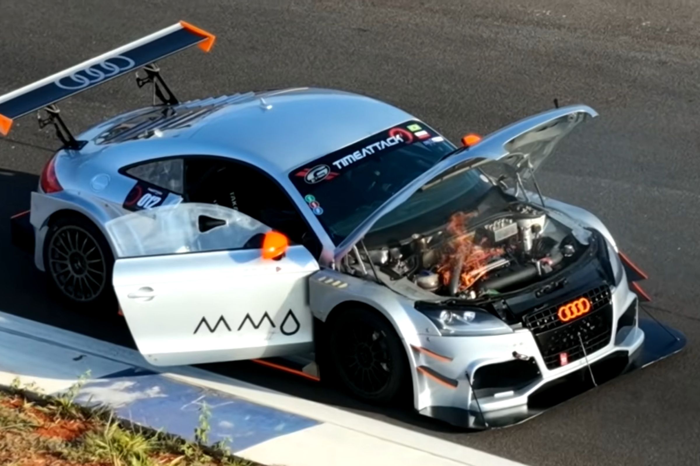 Incêndio atinge carro de competição durante o Meet Brazil Racing em Brasília