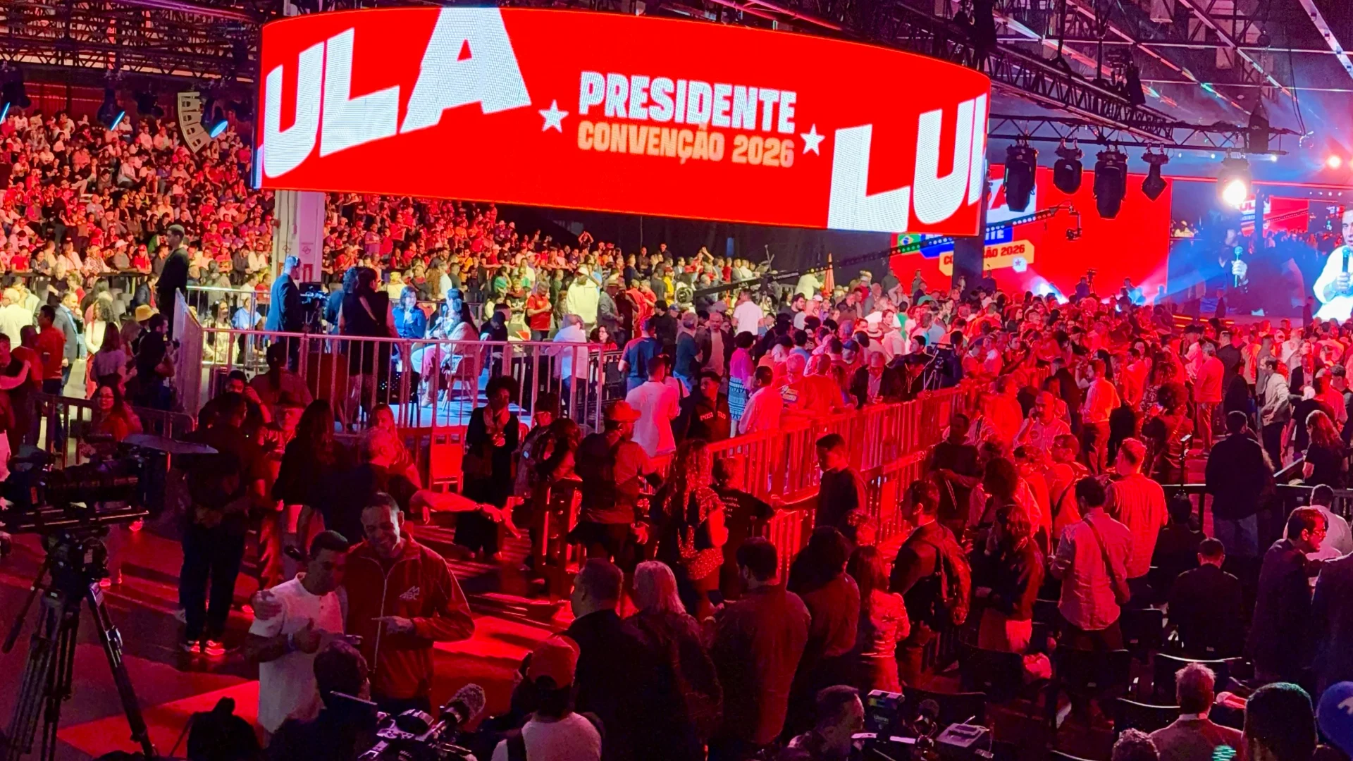 Militantes usam looks criativos na candidatura de Lula em São Paulo