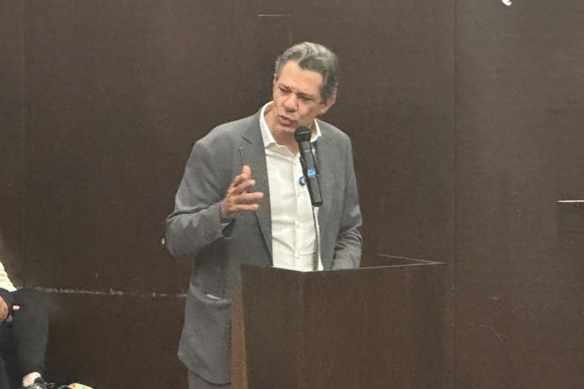 Fernando Haddad brinca sobre uso de carteira da OAB em evento na USP