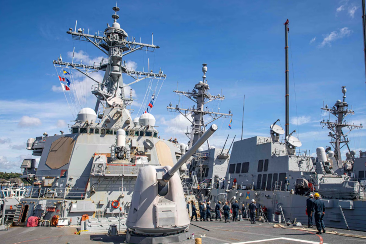 Navio militar dos EUA fica quatro dias sem água e energia no Pacífico
