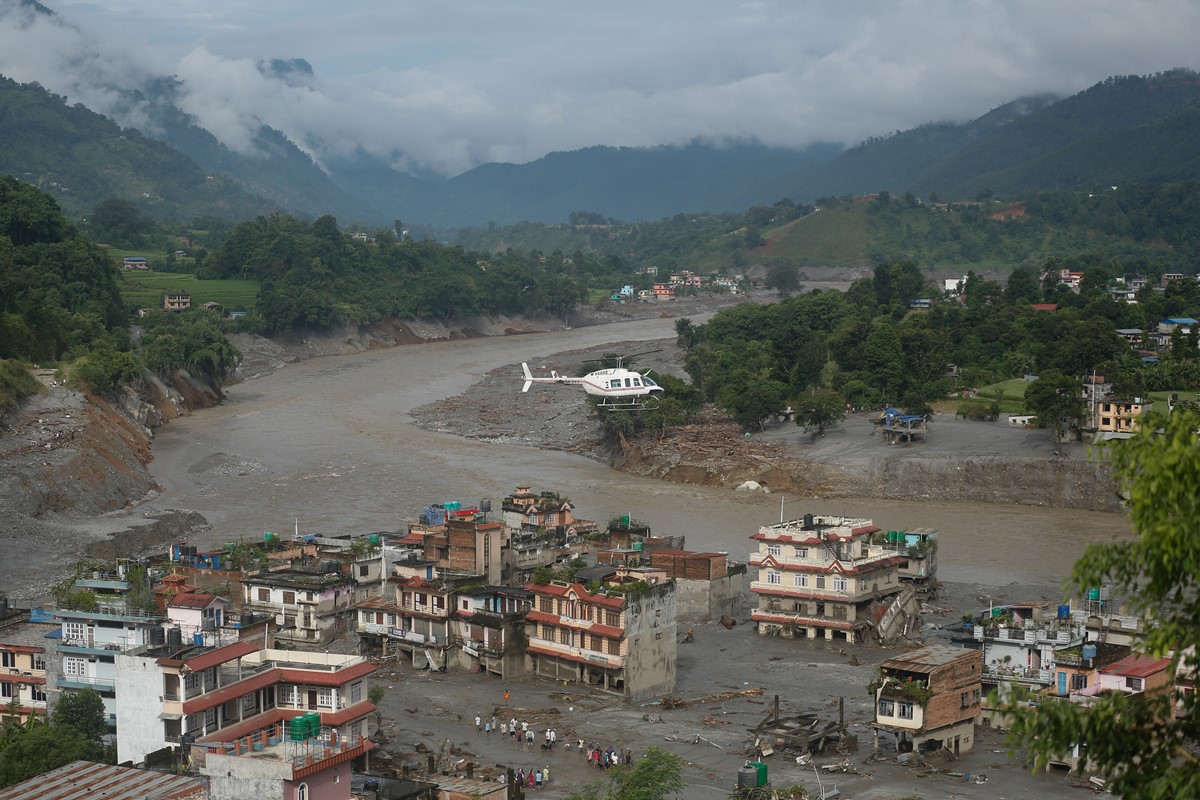 Deslizamento no Nepal deixa mais de 460 mortos no terceiro dia de buscas