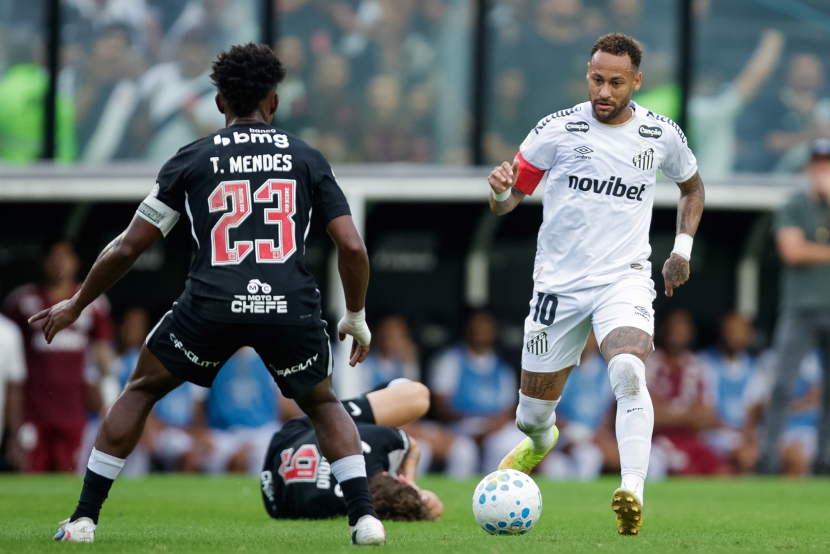 Neymar nega rivalidade com Thiago Mendes após polêmica no Campeonato Brasileiro
