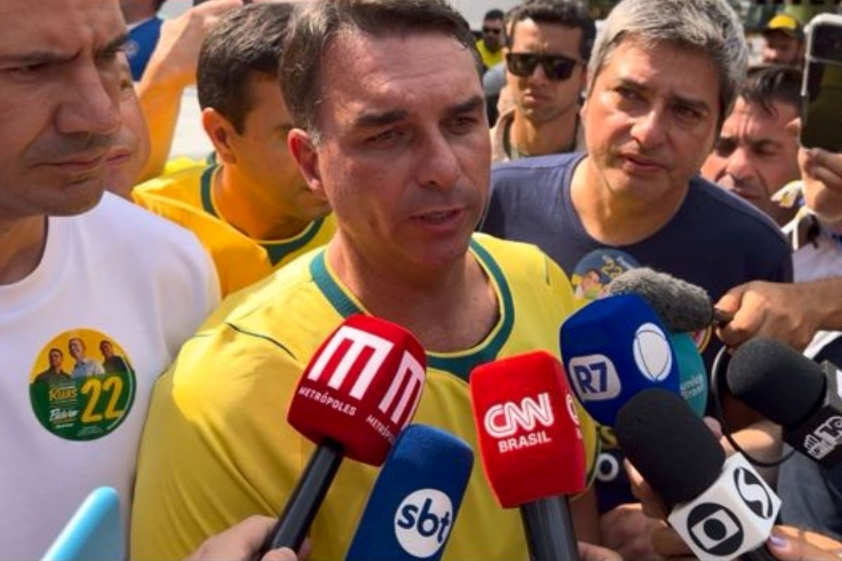 Flávio Bolsonaro ignora suspeitas sobre banco e elogia regime de El Salvador
