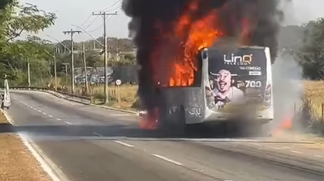 Veículo do transporte coletivo de Goiânia pega fogo no Jardim Novo Mundo