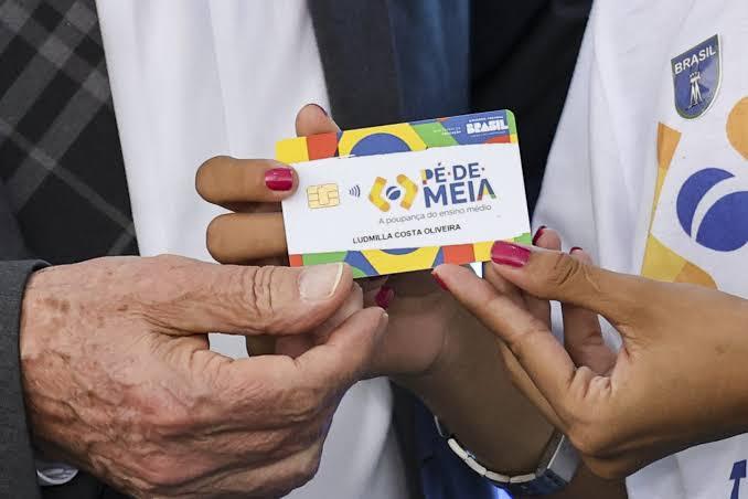Pé de Meia retoma pagamentos em agosto e estudantes podem receber até R$ 9,2 mil