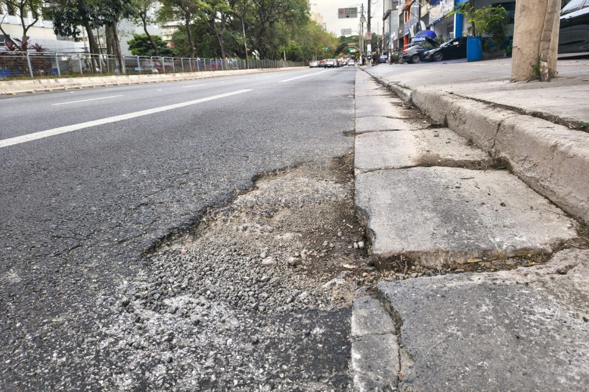 Serviço de tapa-buraco soma quase 52 mil pedidos em vias de SP, até nas recapeadas
