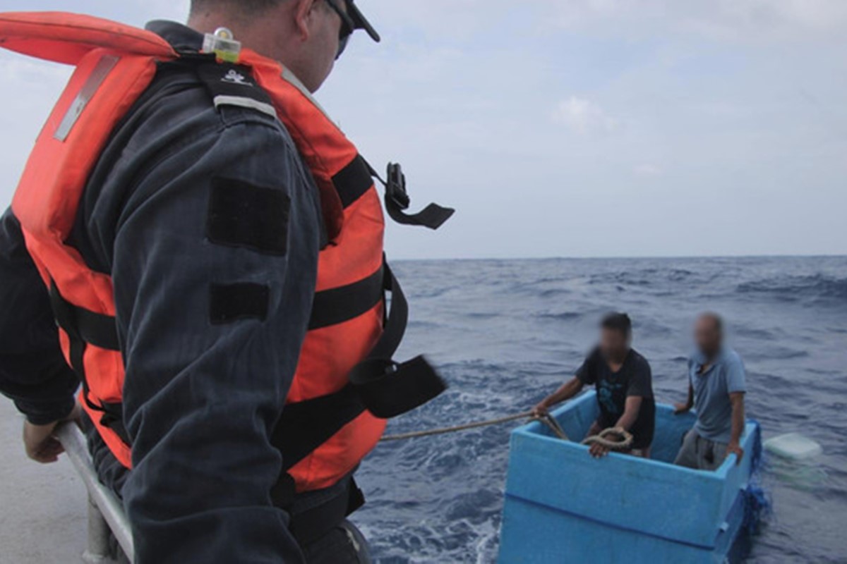 Pescadores resgatados no mar sobrevivem cinco dias em caixa térmica
