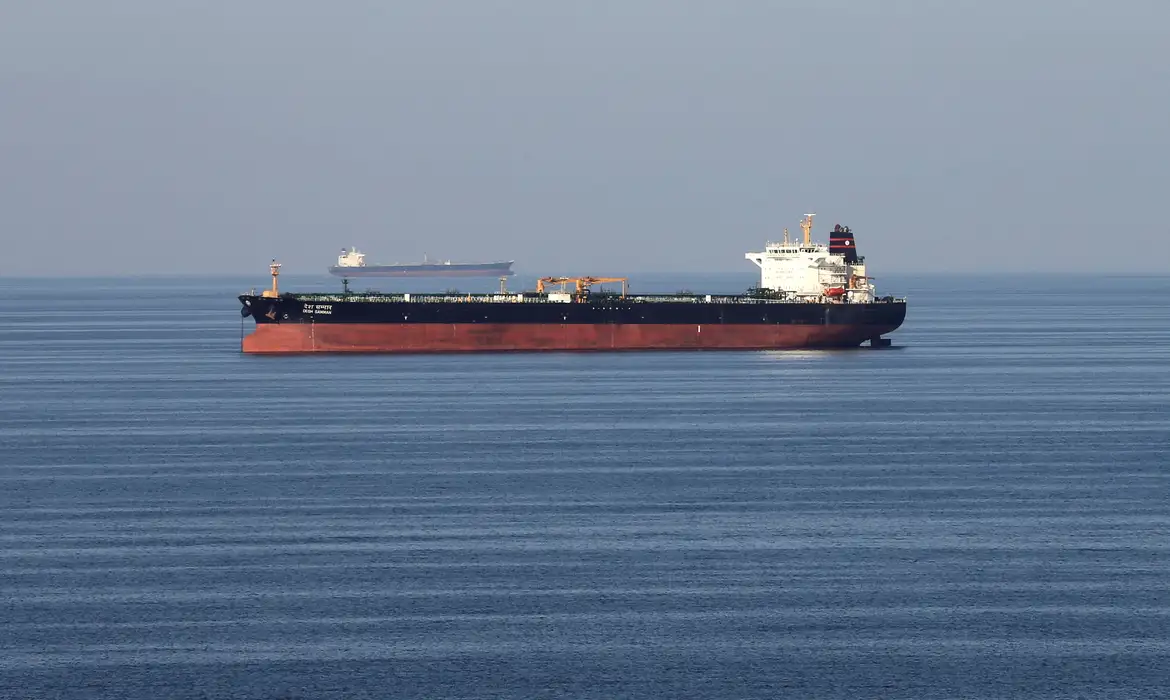 Preço do petróleo dispara devido a incertezas sobre o estreito de Hormuz
