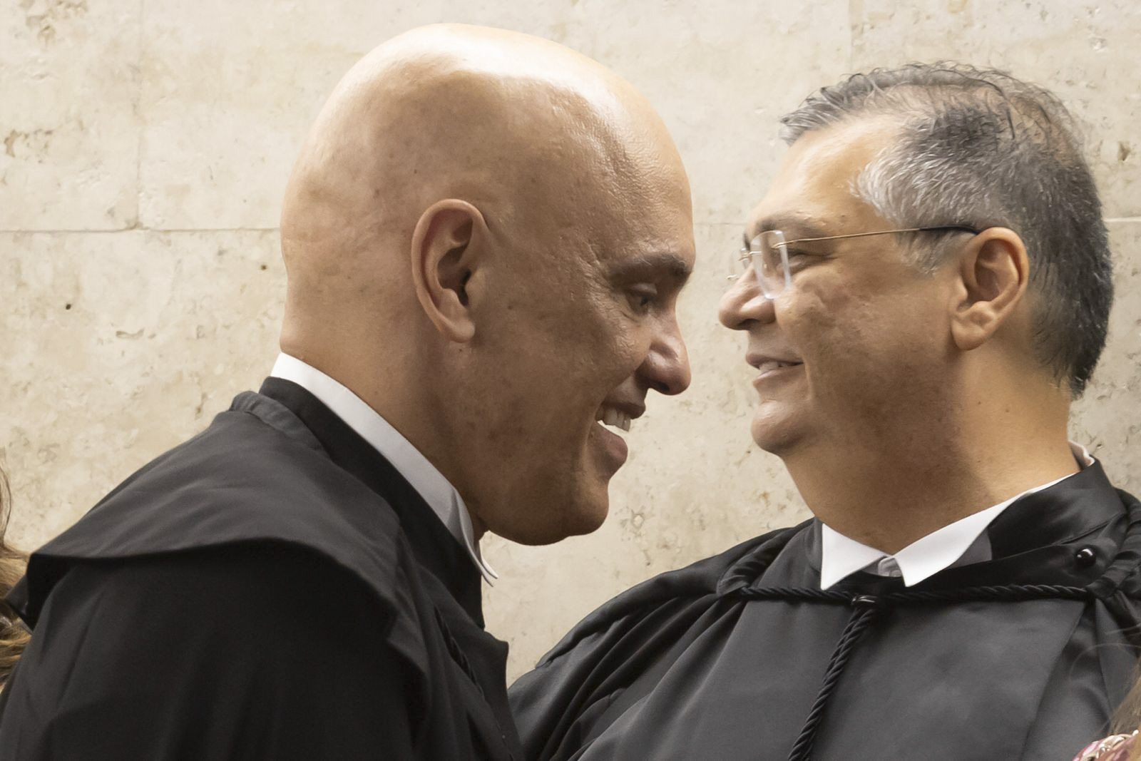 Polícia Federal contradiz Moraes sobre blogueiro e Lulinha vira alvo em Brasília
