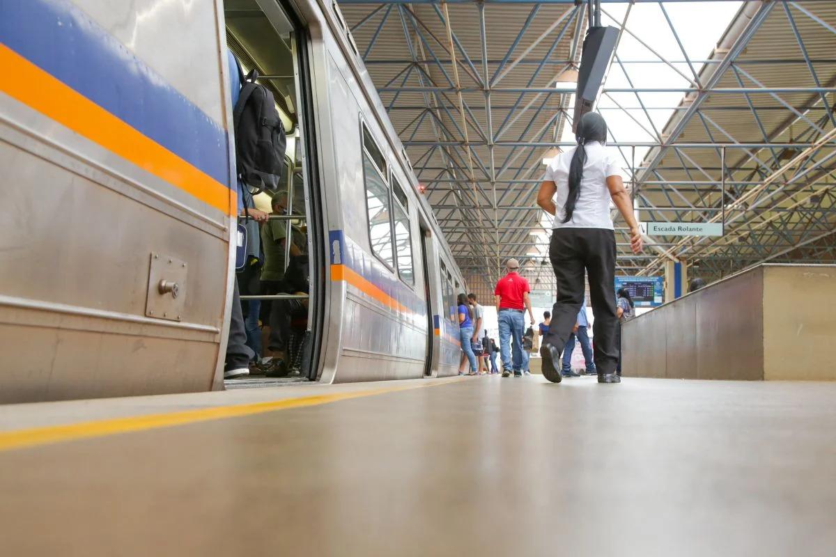Homem é preso após importunação sexual contra jovem na saída do metrô