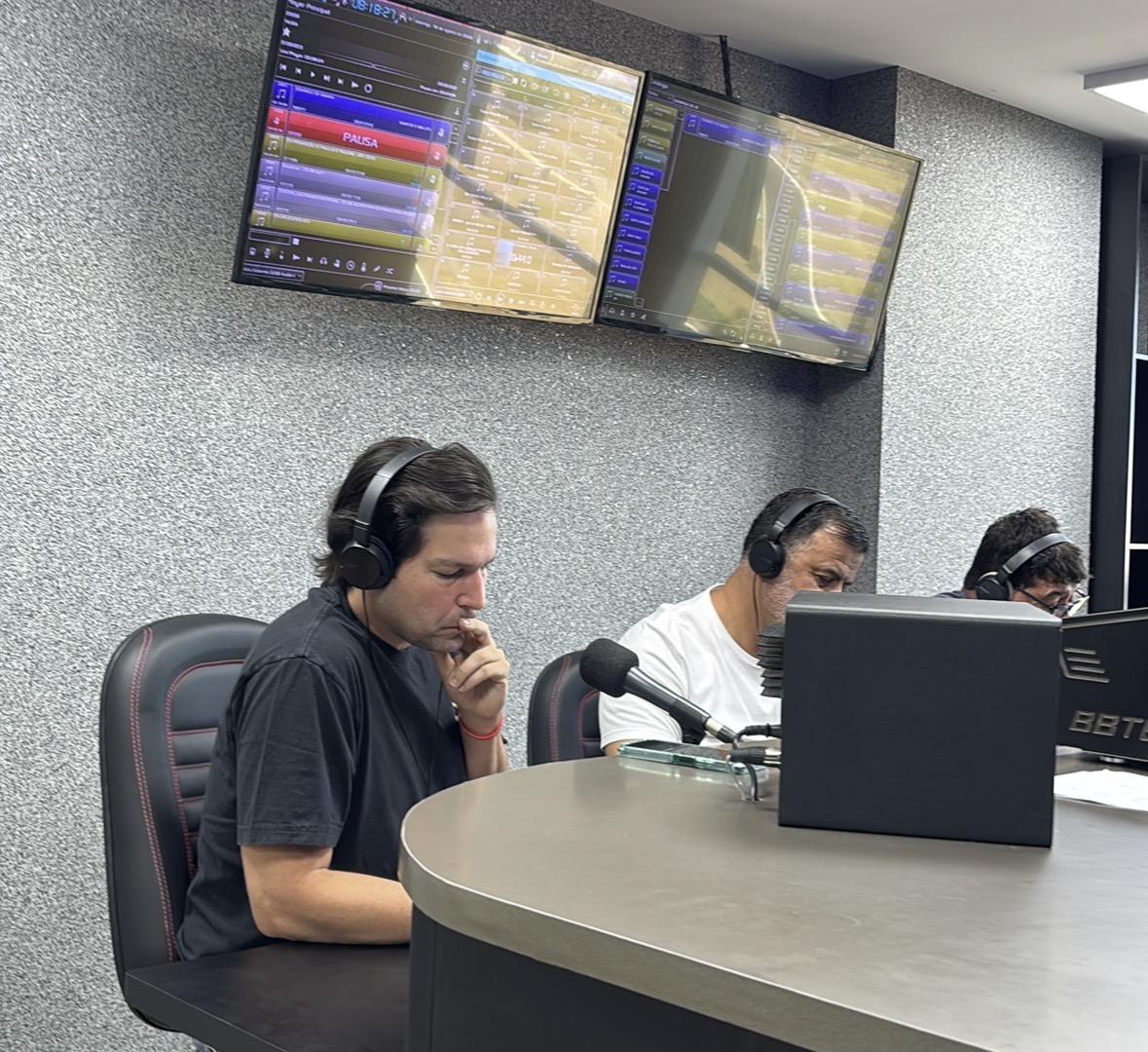Bancada da Rádio Atividade 107.1
