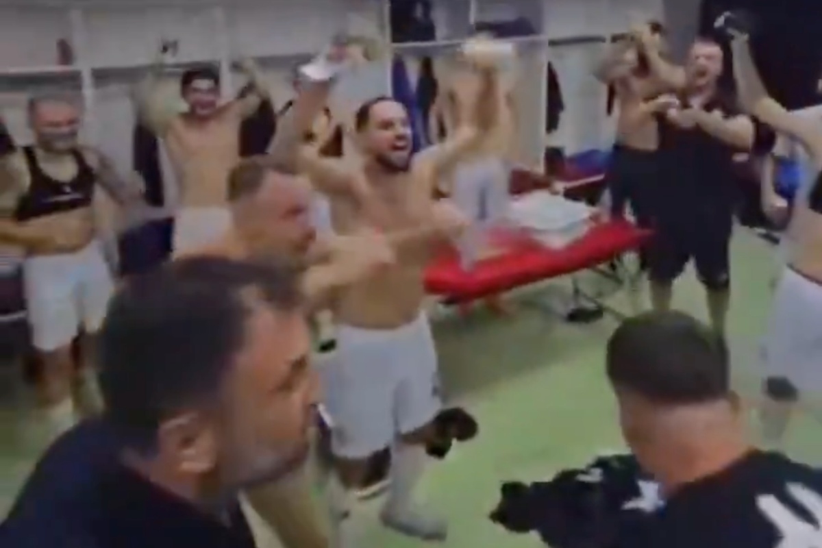 Presidente de clube distribui dinheiro em vestiário após vitória na Albânia