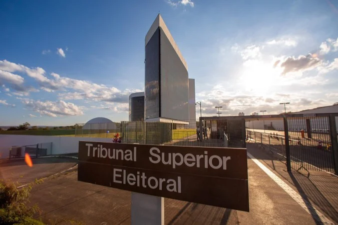 PT aciona o TSE contra oposição por desinformação e showmício