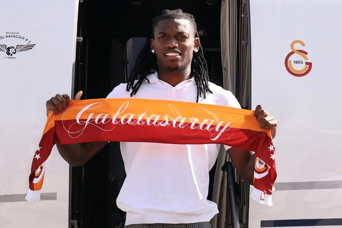 Rafael Leao chega à Turquia e negocia transferência para o Galatasaray