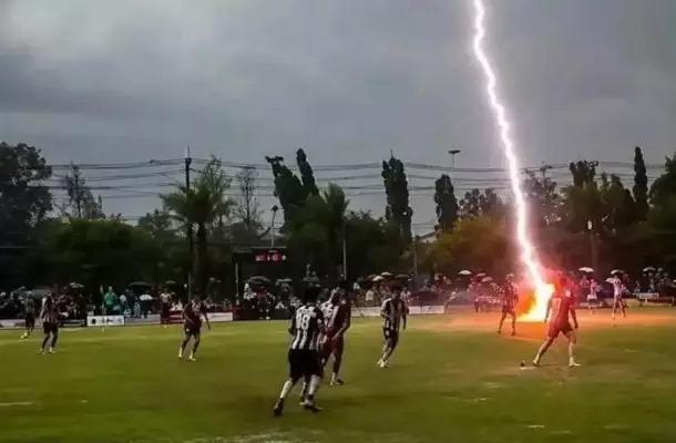 Raio atinge jogadores em partida de futebol na Tailândia, deixando um morto e feridos