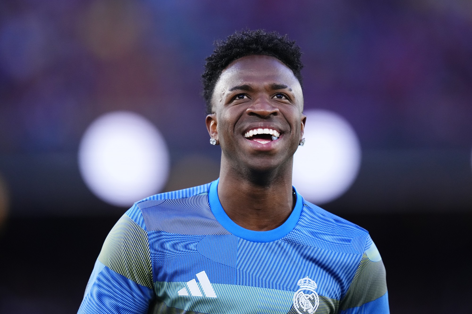 Vinícius Júnior assina extensão com o Real Madrid e garante novo salário milionário