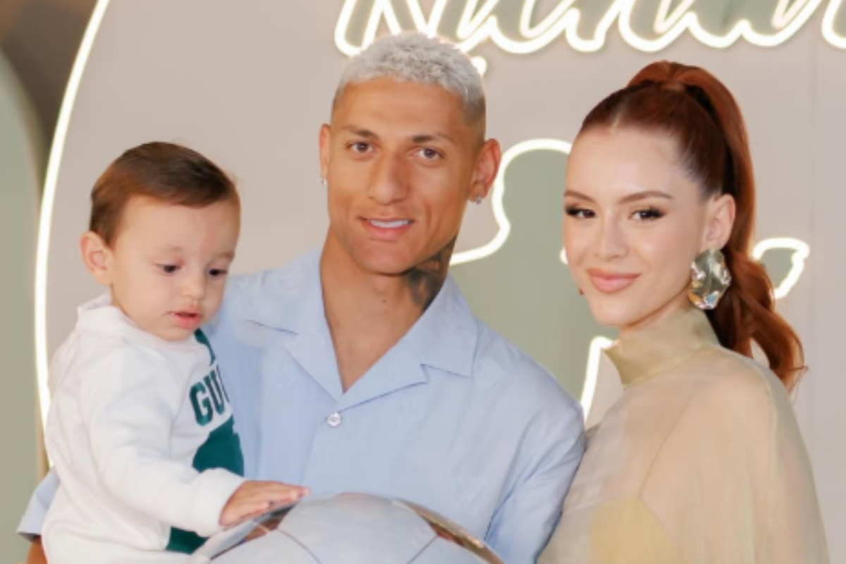 Richarlison anuncia casamento com Amanda Araújo após três anos juntos