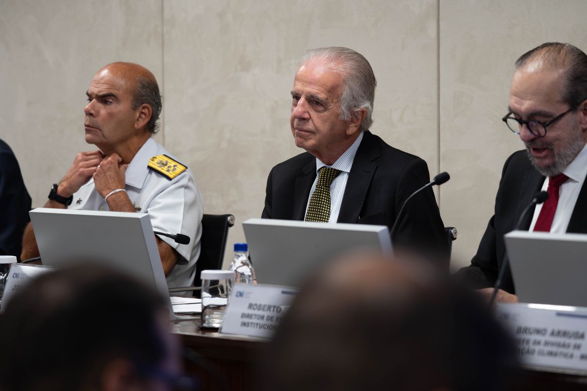 Ministro da Defesa diz que abriria o portão se os EUA invadissem o Brasil