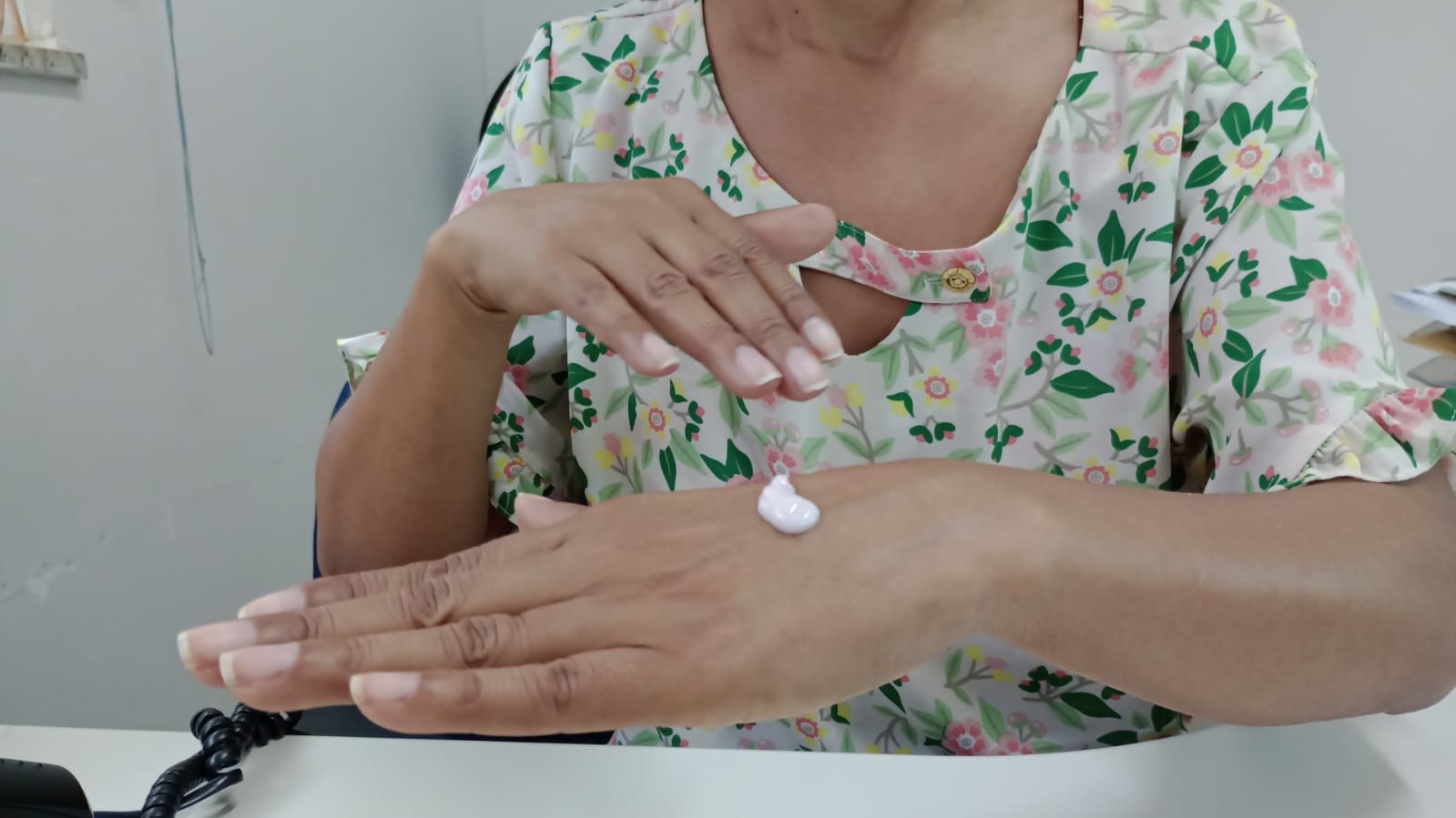 Tempo seco e baixa umidade elevam ressecamento e coceira na pele em Goiás