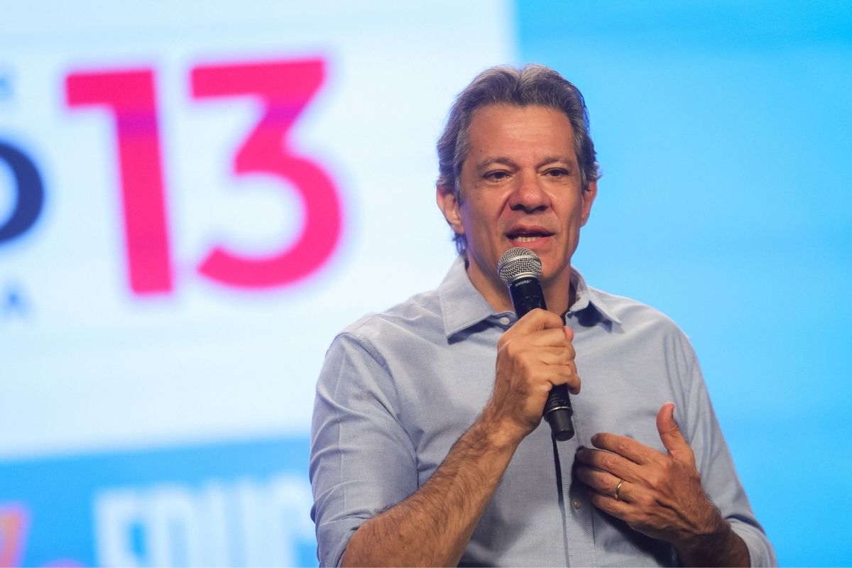 Fernando Haddad promete rever plataformas digitais nas escolas e critica Tarcísio