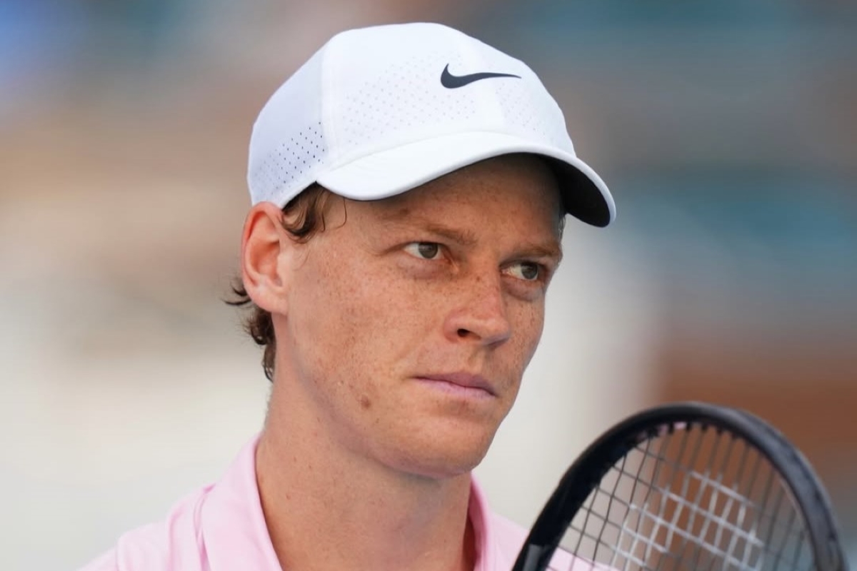 Jannik Sinner confirma ausência no US Open para tratar lesão no joelho