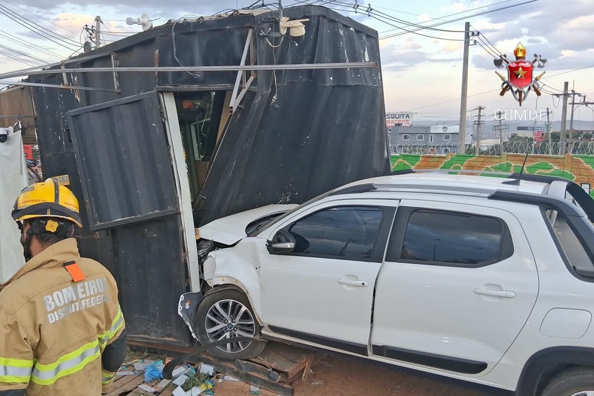 Carro atinge quiosque e deixa três feridos em acidente em São Sebastião