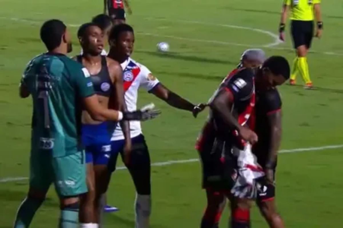 Zagueiro Cacá pega dois jogos de suspensão no STJD após confusão no clássico Ba-Vi