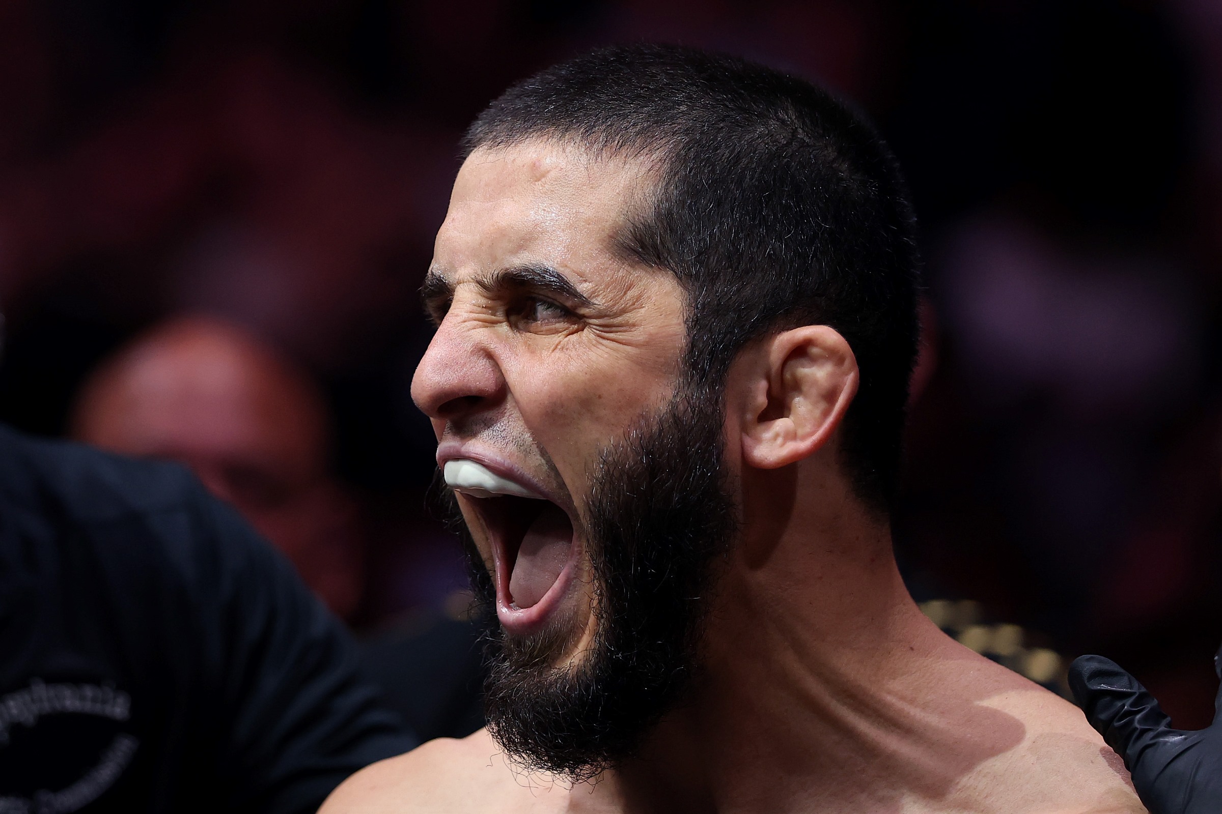 UFC 330: Islam Makhachev e Mackenzie Dern mantêm cinturões após grandes lutas