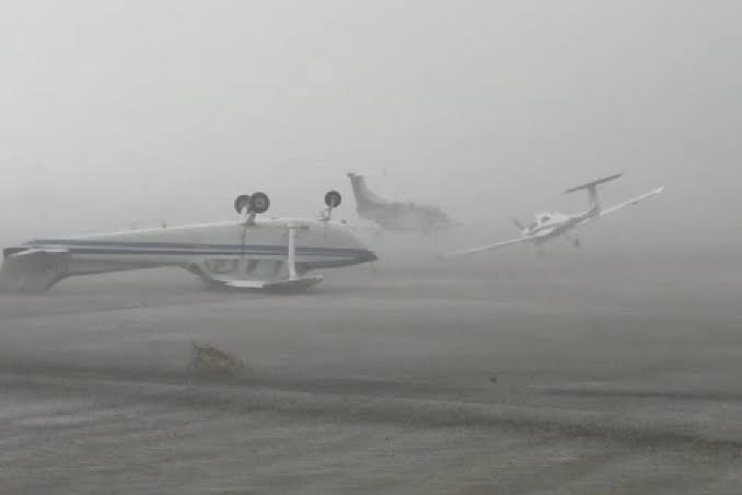 Ventos de 120 km/h tombam aviões em aeroporto na Itália e geram alerta