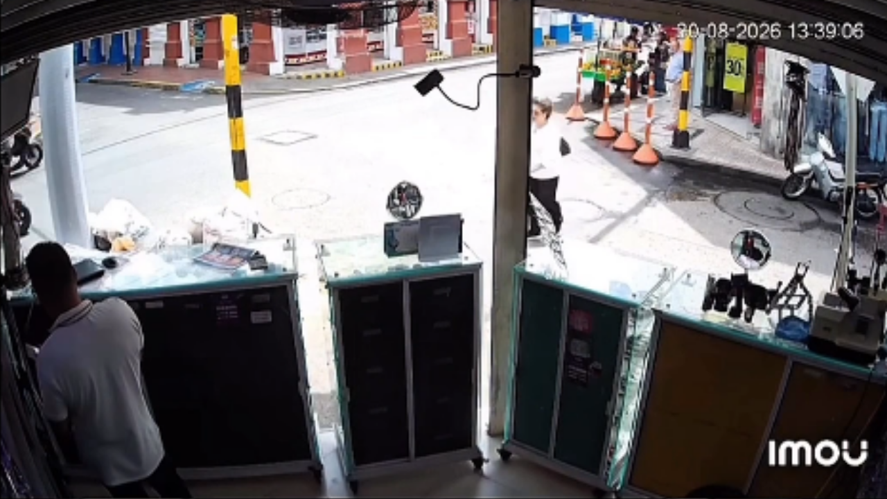 Motociclista sobrevive a acidente na Colômbia graças à porta aberta de ônibus