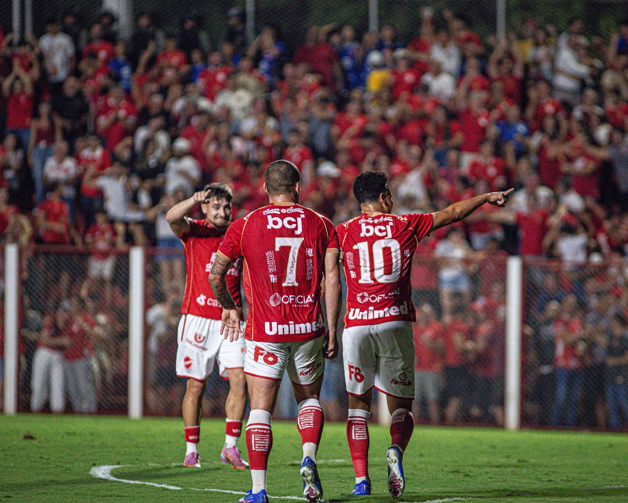 Vila Nova aplica 6 a 0 na Ponte Preta e assume o melhor ataque da Série B