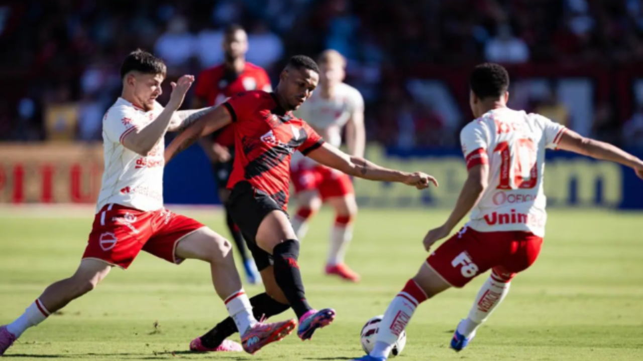 Vila Nova vence clássico contra o Atlético-GO na Série B e assume o terceiro lugar