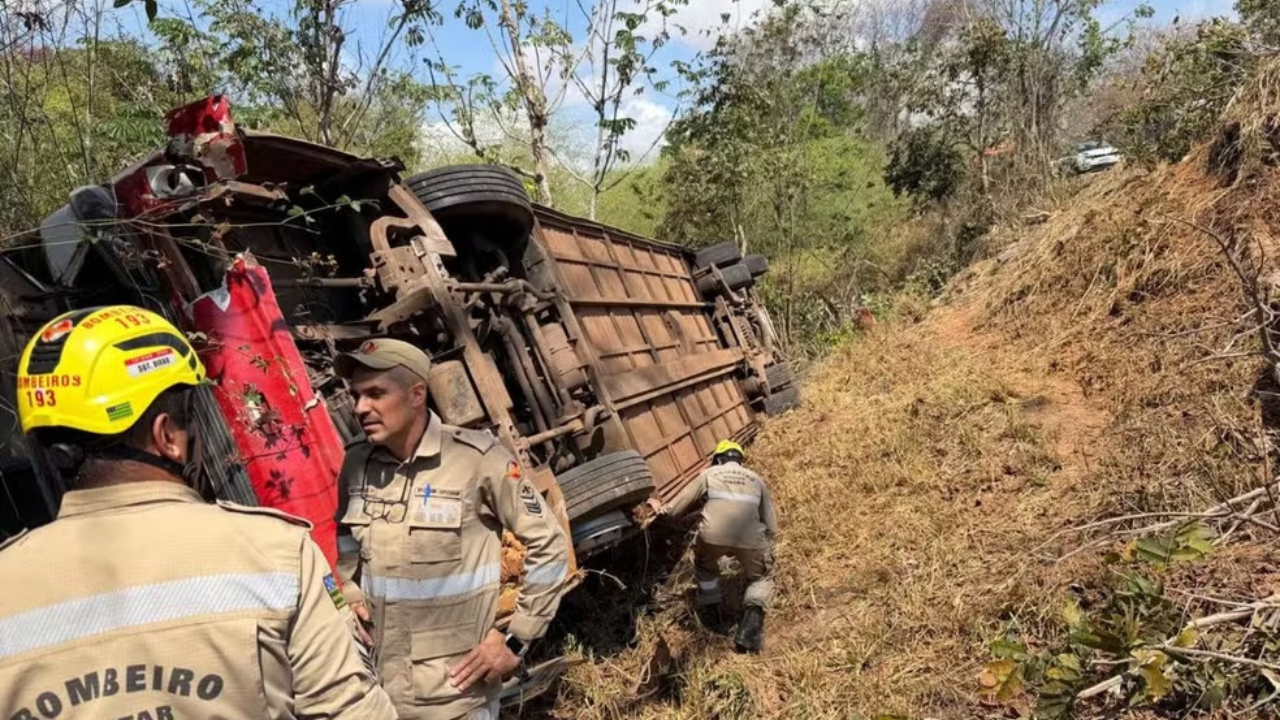 Acidente na GO-060 em Iporá deixa dez feridos após tombamento de caminhão