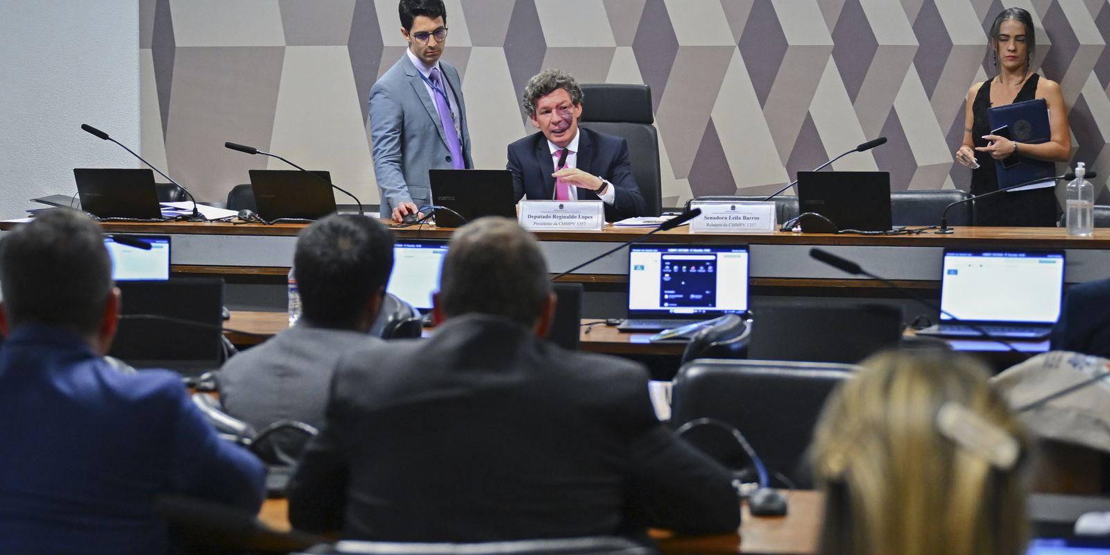 Votação da taxa das blusinhas é adiada após novos ajustes no texto