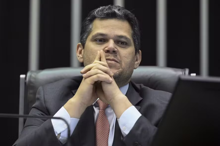 Davi Alcolumbre rebate oposição e cita pedido de R$ 130 milhões a Daniel Vorcaro