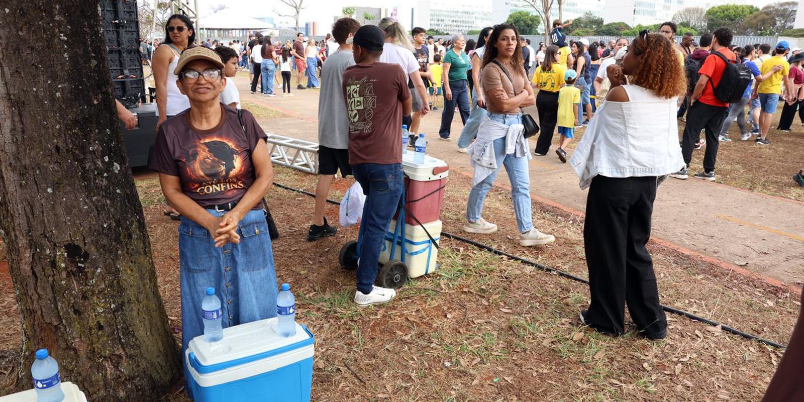 Ambulantes buscam sustento no 7 de Setembro em Brasília