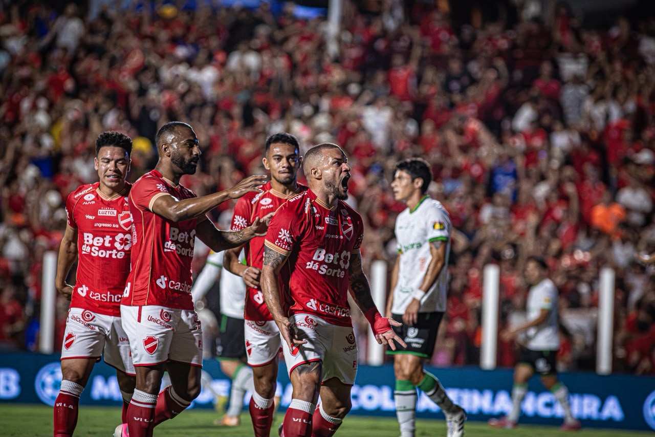 Vila Nova bate o América-MG com gol de André Luís e volta ao G-2 da Série B