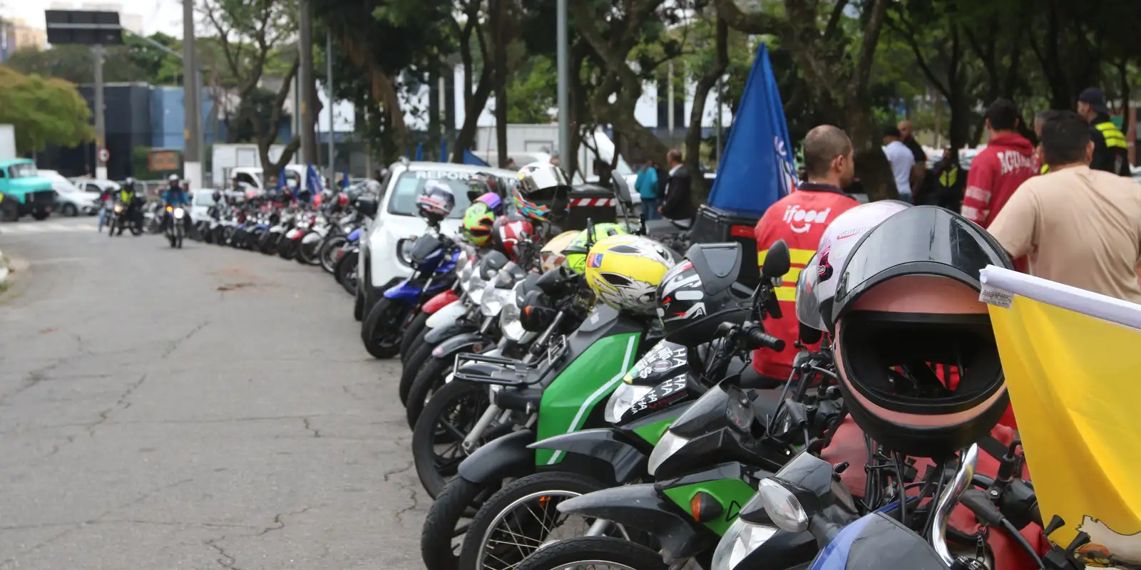 Baixa cobertura previdenciária atinge motociclistas de aplicativo no Brasil