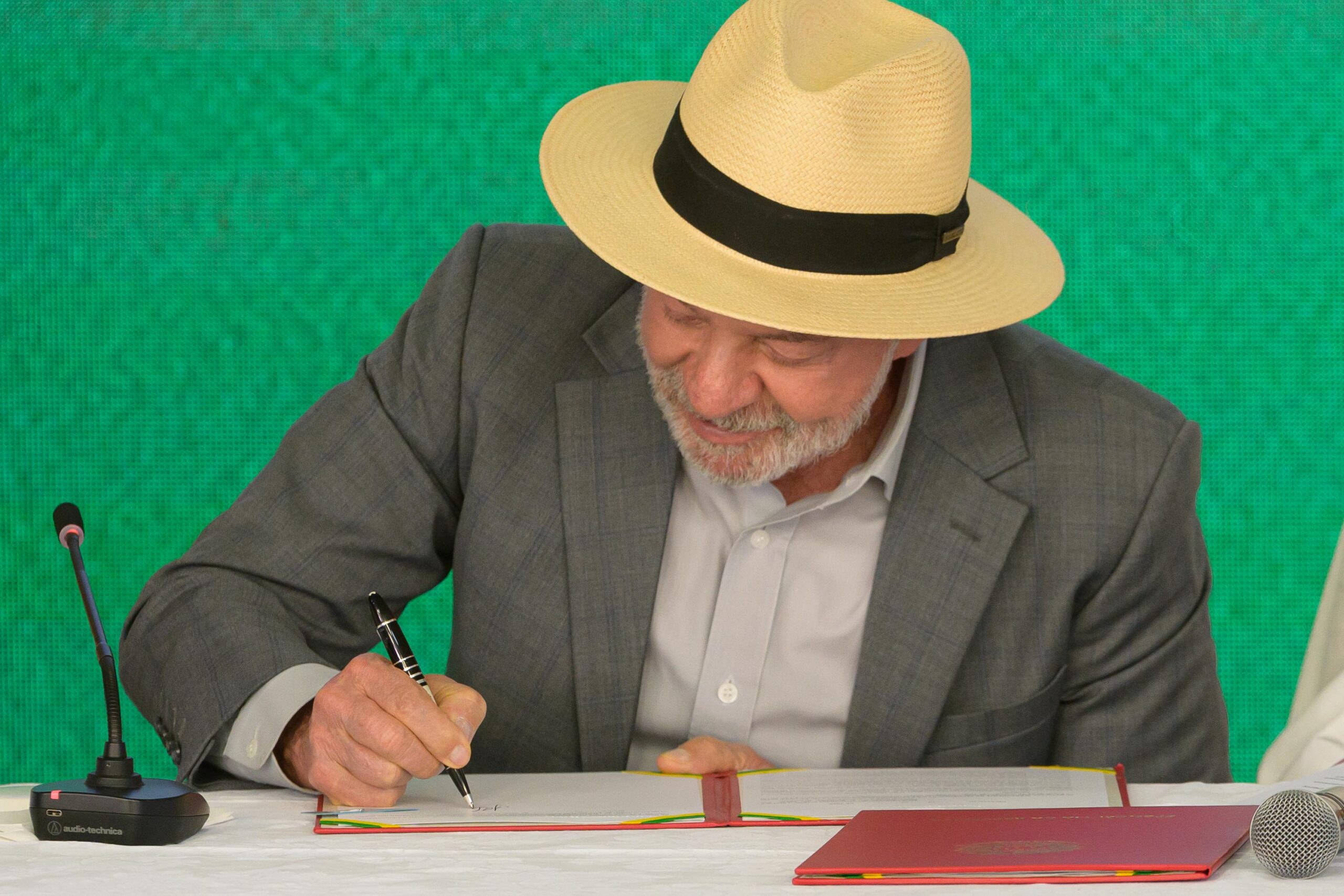 Lula sanciona o fim da taxa das blusinhas para compras internacionais