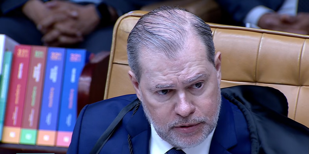 Dias Toffoli se declara suspeito, mas decide ficar no plenário do STF